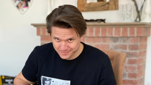 Brzobohatý na premiére bez novej priateľky, zato sa až príliš dôverne objímal s hereckou kolegyňou!