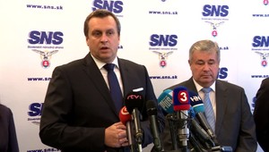 Koaličná SNS sa opozičnými návrhmi nezaoberá. Je to groteskné, reaguje Pčolinský