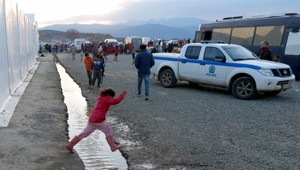 Utečenecký tábor Idomeni evakuujú, migrantov vozia do centier