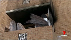 Matka vyhodila dieťa z okna, zachránili ho susedia