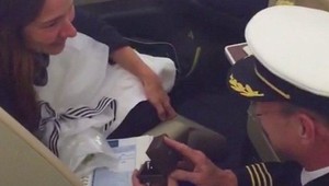 VIDEO: Pilot požiadal priateľku o ruku na palube lietadla