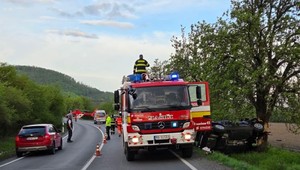 Vážna dopravná nehoda na Záhorí: Osobné auto nabúralo do stromu
