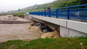 Prvá obeť povodní, autá pod vodou a mimoriadny stav