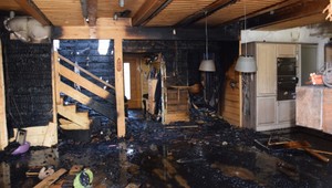 Neznámy páchateľ podpálil drevenicu. Požiar spôsobil škodu v stovkách tisíc eur