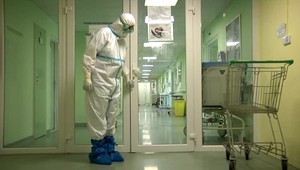 Pacient, ktorý sa vyliečil z ťažkej formy Covid-19, si písal zoznam strážnych anjelov. Boli to jeho ošetrovatelia