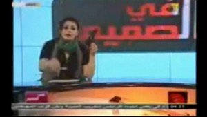 Televízna moderátorka chránila štúdio so zbraňou v ruke