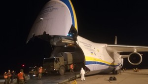 Na Slovensku pristálo štvrté lietadlo, ktoré doviezlo tisíce ochranných pomôcok a odevov