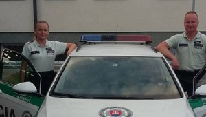 Toto sú oni. Policajti, ktorí vytiahli deti z auta, zatiaľ čo rodičia šli na hrad