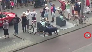 Flaša z TdF cenným suvenírom! Ľudia skáču po nich rybičky