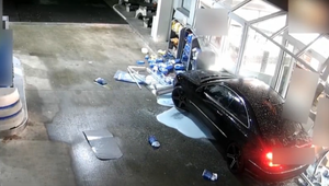 Policajti riešia neobvyklé nehody: Vodiči prešli vstupnými výlohami do obchodu a benzínovej pumpy