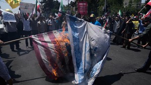 Namiesto cukru bič. USA núkali Iránu pred útokom miliardy