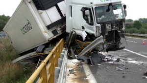 Na diaľnici sa prevrátil kamión. Vodič zaspal