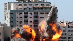 VIDEO: Sídlo spravodajských agentúr ľahlo popolom. V Gaze po jej zrútení zostal len obrovský mrak z prachu