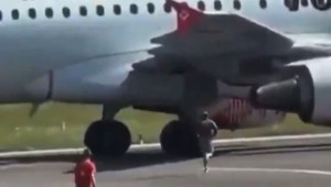 Nové video zachytáva, ako muža nasal motor lietadla na letisku v Bergame