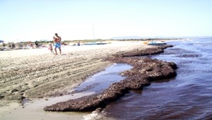 Rozčarovaní dovolenkári. Na Sardínii ich vítala špina a zápach