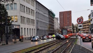Na Račianskej ulici v Bratislave došlo k nehode, premávka električiek je prerušená