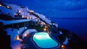 Zasadený do mora či hradu. Netradičné bazény sú turistickou atrakciou