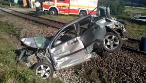 Šofér viezol tehotnú ženu cez priecestie, narazil do nich vlak