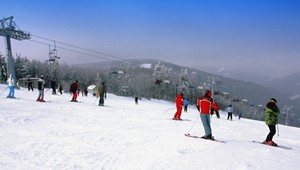 Nevoľnosť, zvracanie a strata vedomia. Záchranári zasahovali na lyžiarskom zájazde