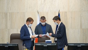 Rokovanie vlády: Ministri otvorili otázku predĺženia kontrol na hraniciach, na stole boli aj ďalšie body