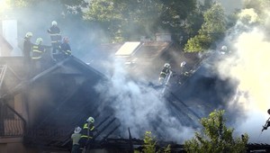 Obrovský požiar zachvátil hospodárske budovy. Majiteľa s popáleninami previezli do nemocnice