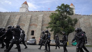 Českí radikáli roztrhali v Bratislave vlajku EÚ, ďalší zbili Arabov