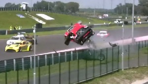 VIDEO: Drsná nehoda. Pilot Ferrari zázrakom prežil