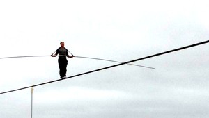 Kaskadér chce prejsť medzi mrakodrapmi, na lane a nad riekou