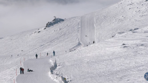 Prípravy na zimu v Tatrách vrcholia. Horskí záchranári pripravujú zimné tyče pre turistickú orientáciu