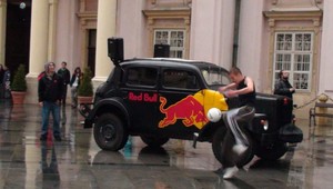 Že kto je najlepší na svete s futbalovou loptou?