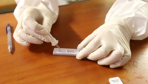 Lekári varujú pred jesennou vlnou covidu. Vláda medzitým stopla nákup vakcín