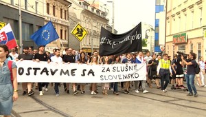 Na Úrad vlády prišli zástupcovia iniciatívy Za slušné Slovensko. Premiérovi vyčítali, že sa u nás nič nezmenilo