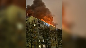 Silvestrovský požiar. Panelák v Ružinove krátko po polnoci zachvátili plamene