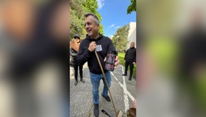 VIDEO: Andrej Danko zametal Dúbravku. Ukázal aj zlomený zub