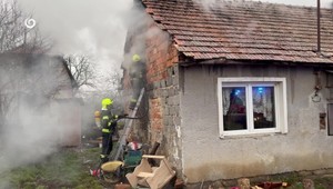 Požiar takmer pripravil päťčlennú rodinu o dom. Polícia preveruje úmyselné založenie