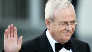 Emisné podvody zlomili väz šéfovi VW. Martin Winterkorn odstúpil