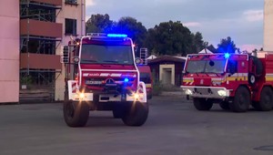 Kým spali, zapálil vchodové dvere bytu. Matka aj 8-ročné dieťa museli vyskočiť z okna