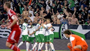 Loptu si skryl pod dres. Dostal žltú za zosmiešňovanie súpera