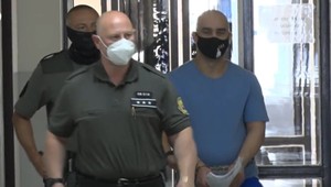 Lúpeže v Partizánskom: Zlodej spravodlivosti neunikol, pri prepade v herni mu pomáhala krupierka