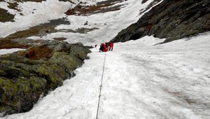 V Tatrách zachraňovali troch maďarských turistov, pošmykli sa na snehu