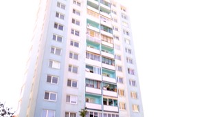 Smrť na balkóne panelákového bytu. Tridsaťdvaročný muž sa zastrelil