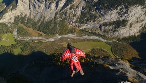 Wingsuit Base Jumping. Šport, pri ktorom tuhne krv v žilách!