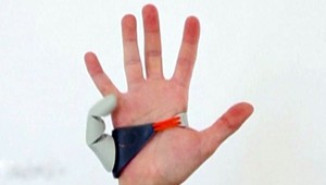 Šiesty prst by človeku pomohol, mladá vedkyňa preto vytvorila robotický palec