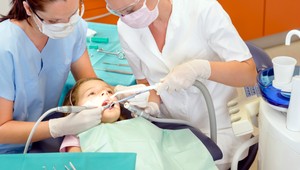 Slovensko má nedostatok zubárov, na školách kraľujú grécki študenti