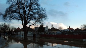 Spúšť pri Hlohovci. Prívalová voda vytopila domy, bahno zaplavilo cestu