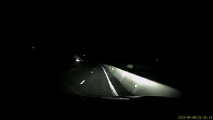 Uháňal po diaľnici 170-kou: Zrazu sa pred ním objavila pohovka