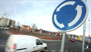 Odborníci varujú: Vodiči stále nevedia správne jazdiť v kruhových objazdoch