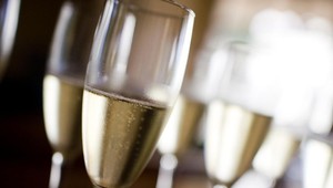 VIDEO: Otvárajte šampanské ako profíci. S týmto návodom to hravo zvládnete