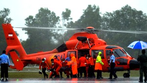 Pátranie po obetiach leteckej katastrofy marí počasie