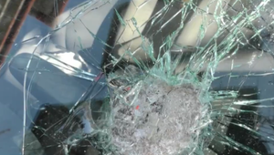 Sériové vlámania na vzostupe. Spolujazdec s kladivom v ruke rozbíja sklá na autách, potom ich vykradnú